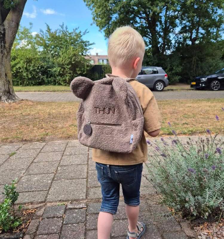 Teddy rugzakje met naam taupe gepersonaliseerd met geborduurde naam Lyvana Design