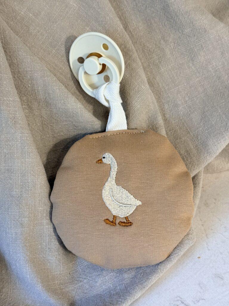 Speendoekje met naam klein detail, grote betekenis 7 speendoekje gans met naam