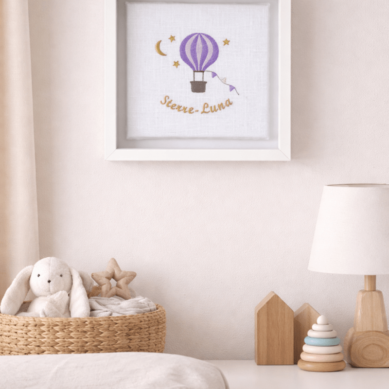 Geboortelijst met geborduurde luchtballon en naam