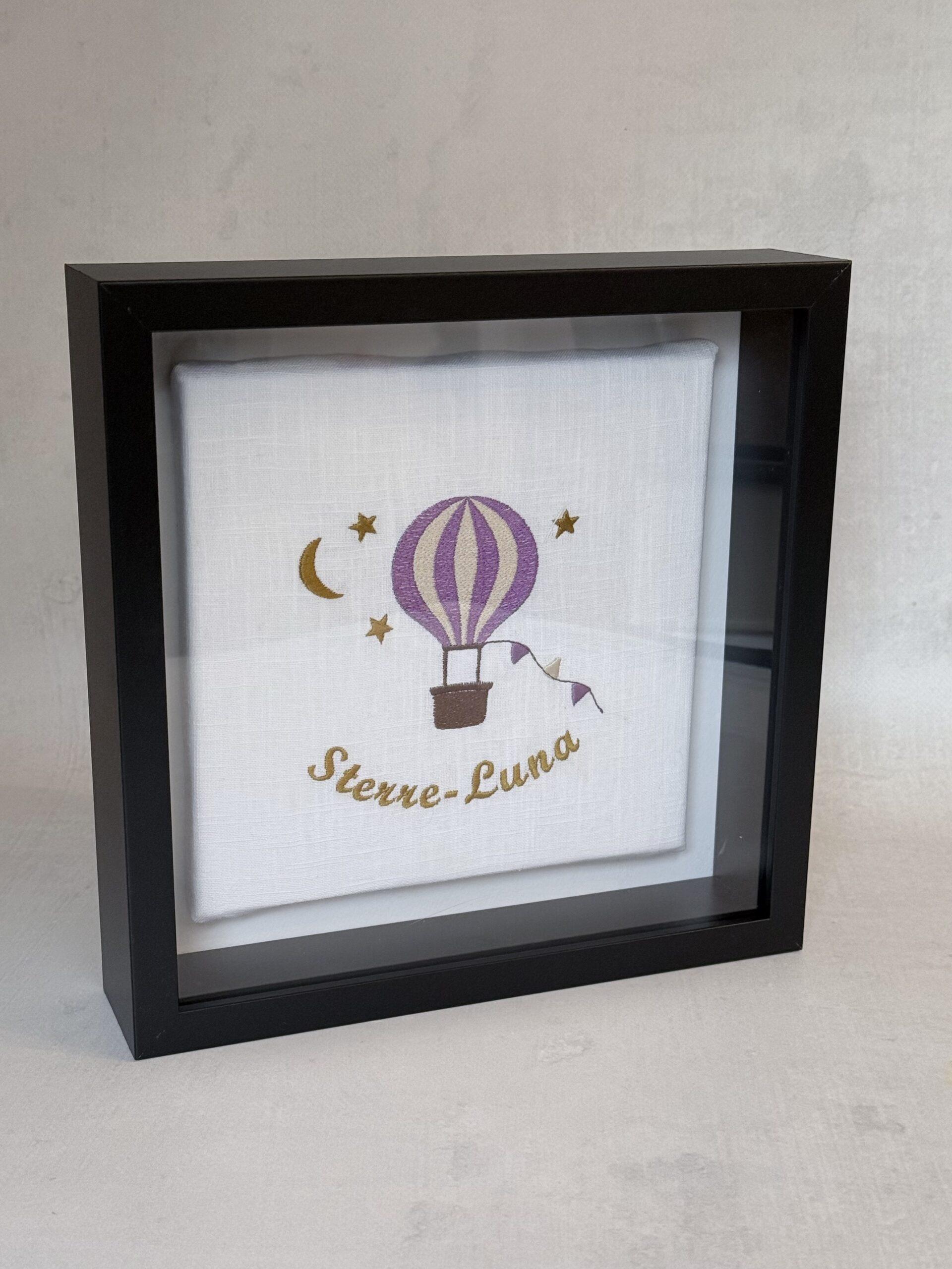 Geboortelijst met geborduurde luchtballon en naam