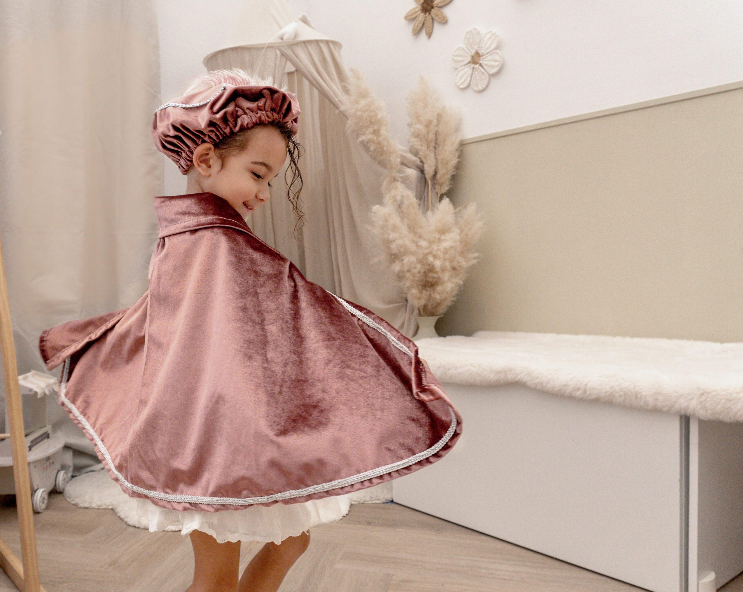 Luxe pietenmuts oud roze met naam 2 Luxe pietencape oud roze met naam