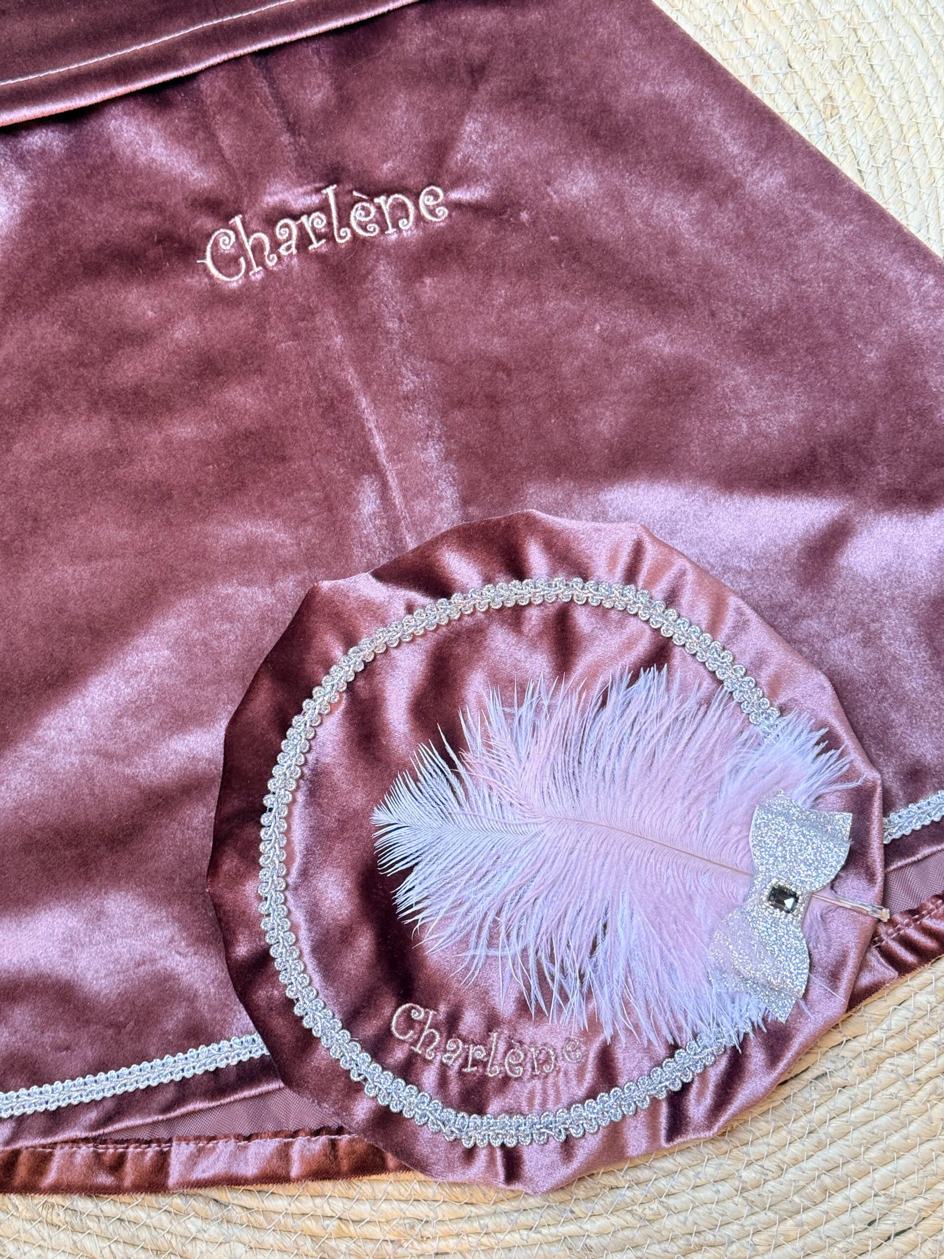 Luxe pietenmuts oud roze met naam 16 Detail van de naam op een pietenmutsje en cape