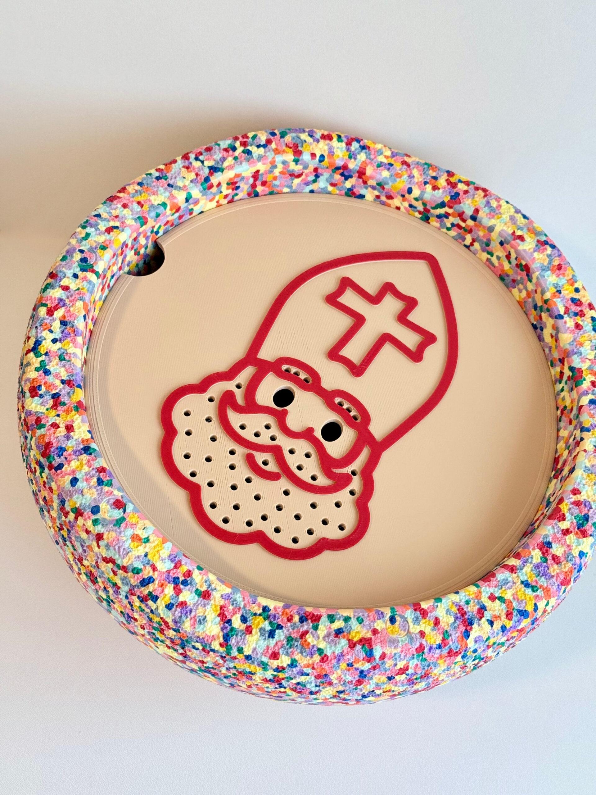 Stapelstein insert Sinterklaas speelbord 5 Kindje kan oefenen met oog-handcoördinatie door wattenstaafjes in het Stapelstein insert Sinterklaas speelbord te steken