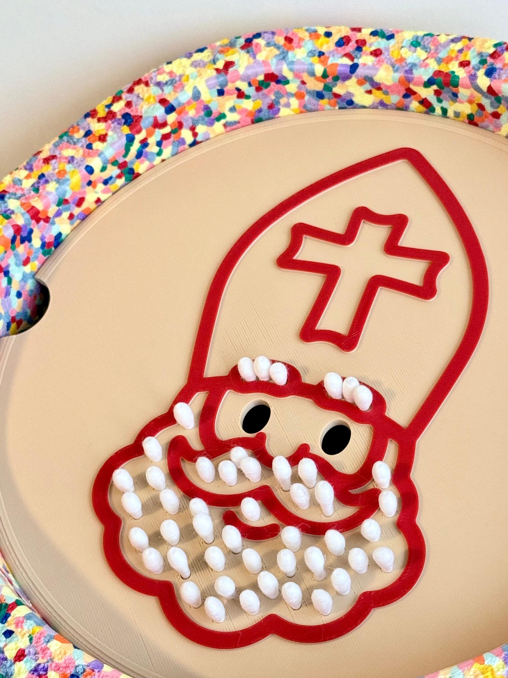 Stapelstein insert Sinterklaas speelbord 4 Sinterklaas baard opgevuld met witte wattenstaafjes op een Stapelstein inlegbord speelbord