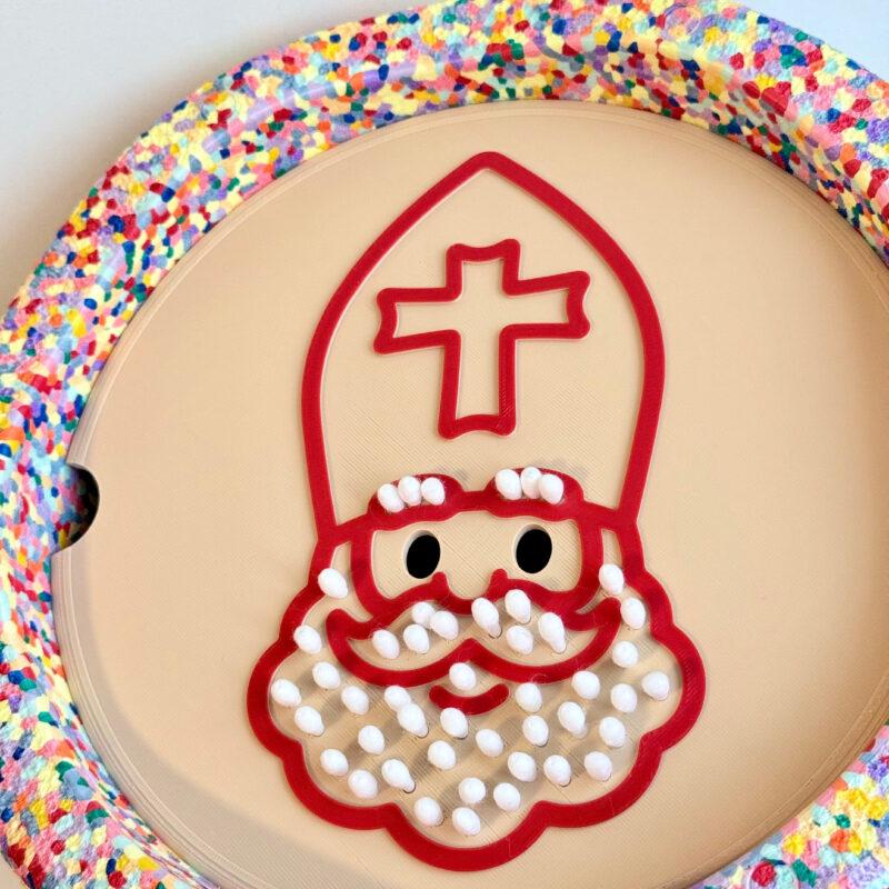 Stapelstein insert Sinterklaas speelbord in beige met rood Sinterklaasgezicht, gevuld met wattenstaafjes