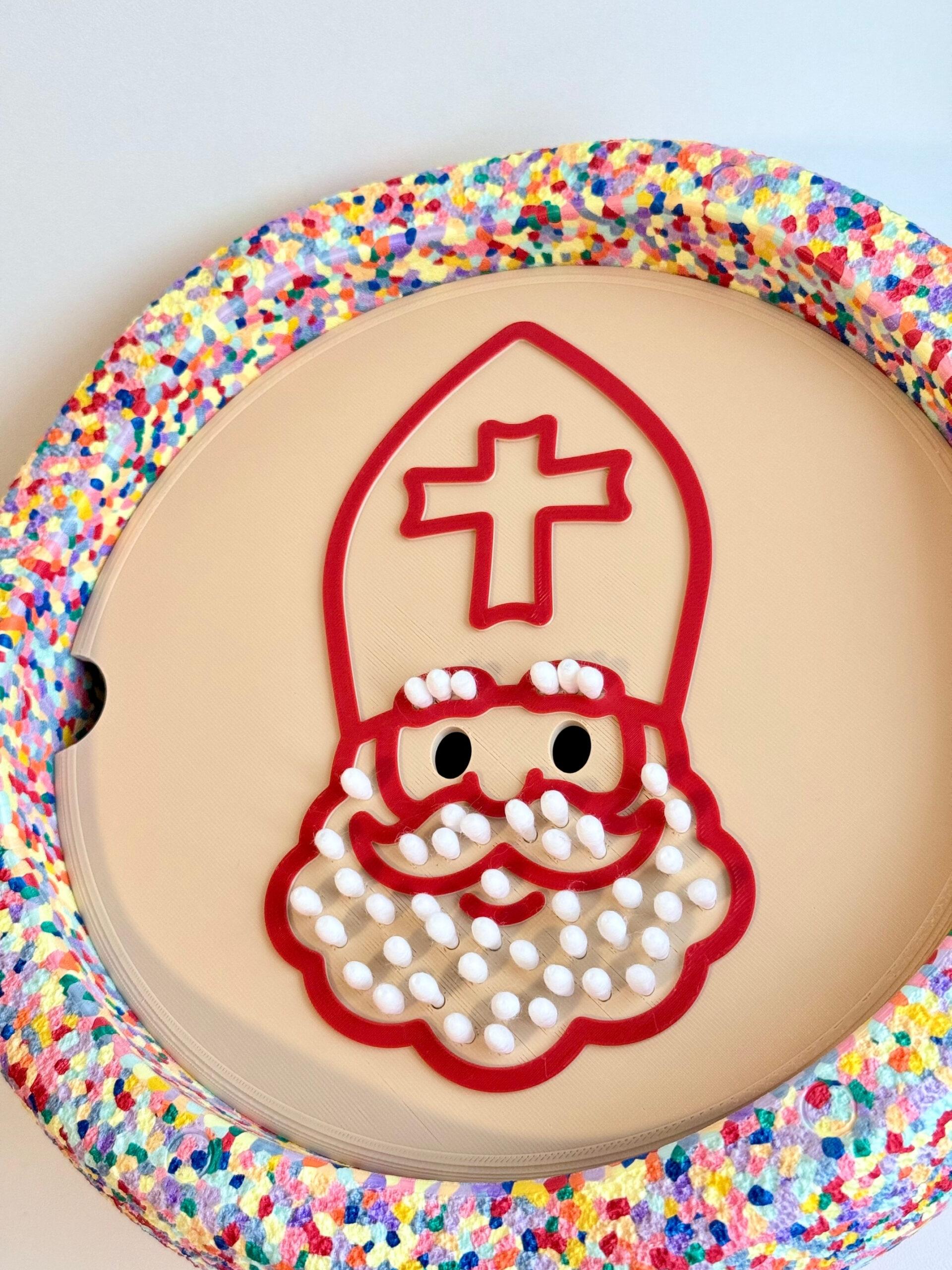Stapelstein insert Sinterklaas speelbord 2 Stapelstein insert Sinterklaas speelbord in beige met rood Sinterklaasgezicht, gevuld met wattenstaafjes