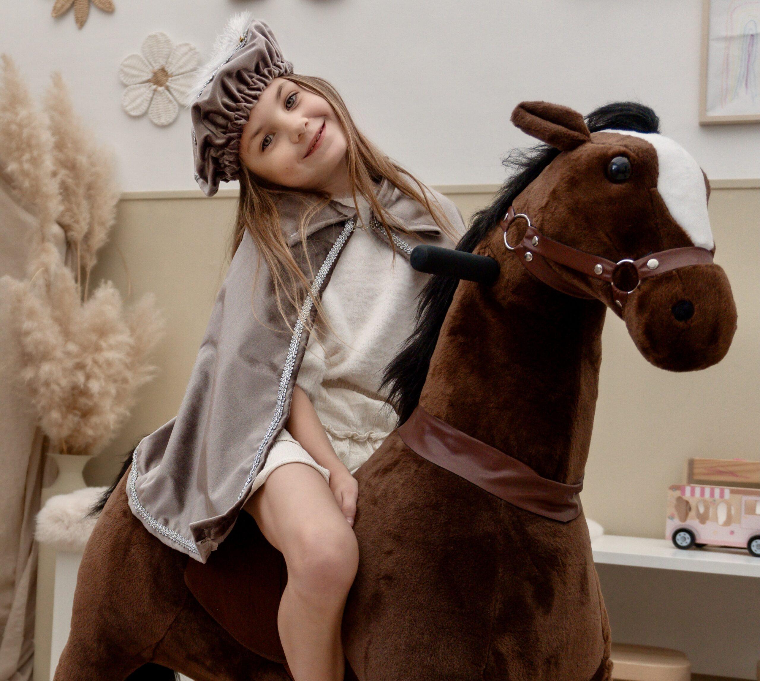 Luxe pietenmuts taupe met naam 2 Luxe pietencape taupe met naam