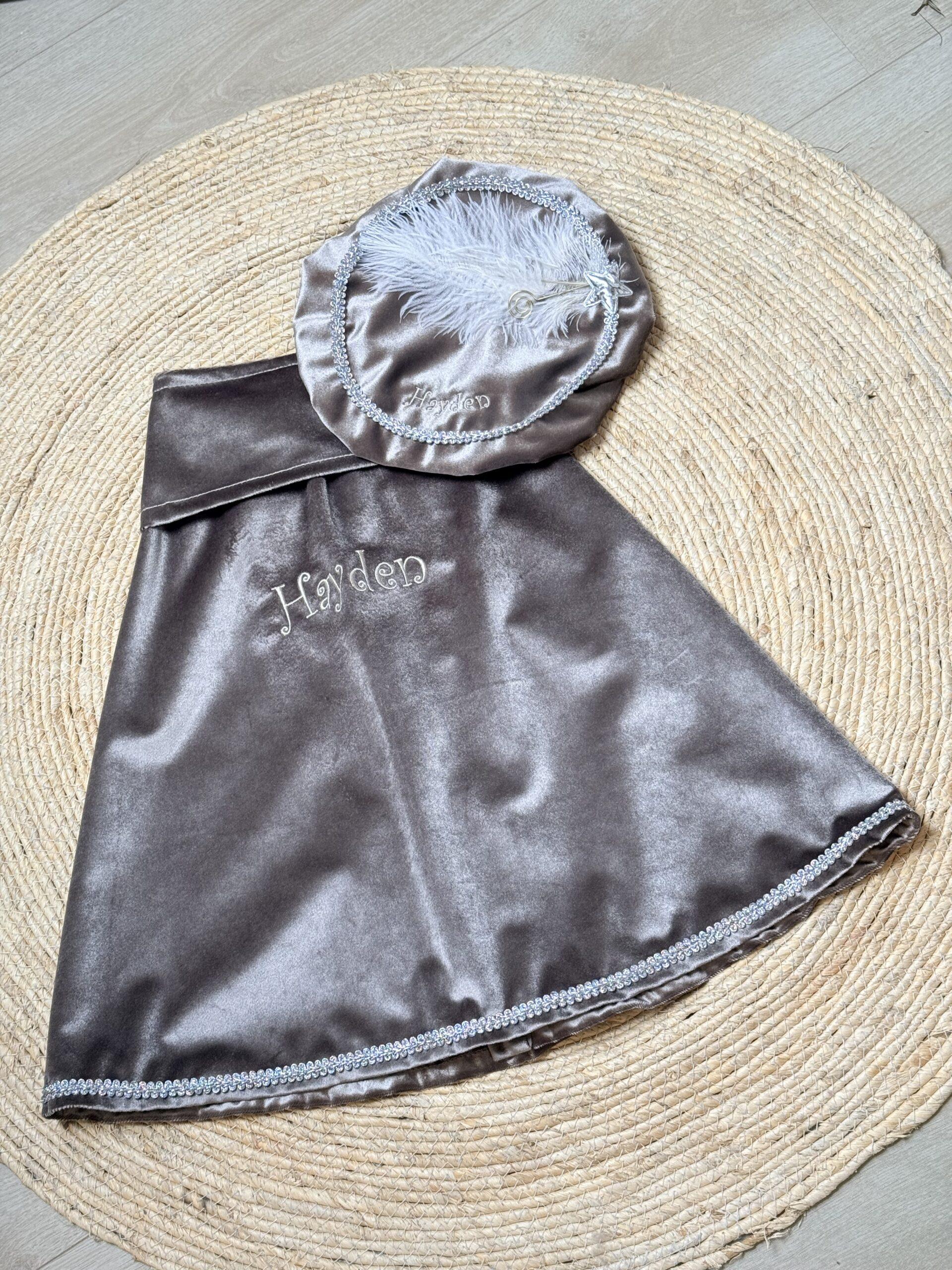 Luxe pietenmuts taupe met naam 10 Pietenmuts en cape taupe met naam
