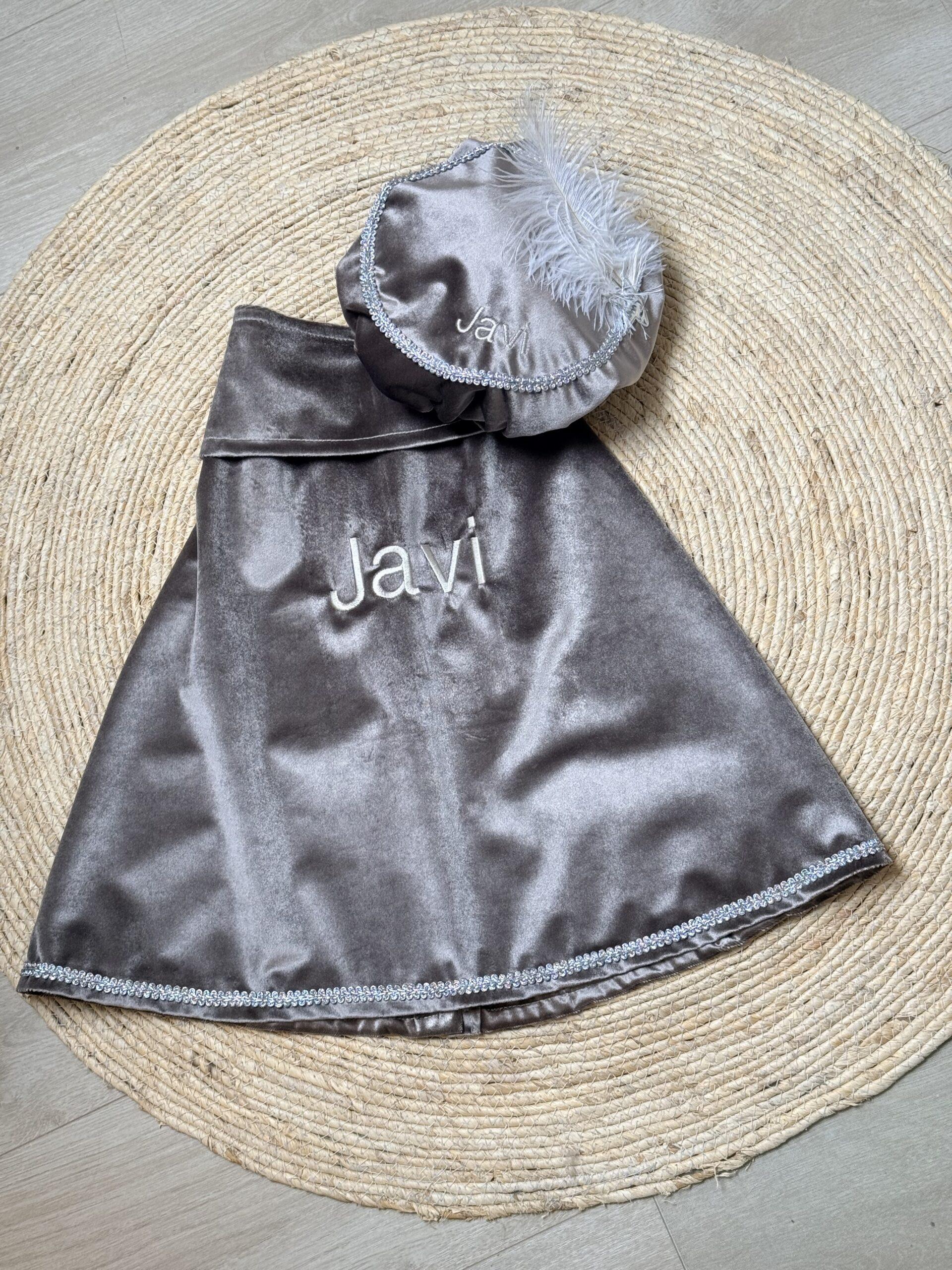 Luxe pietenmuts taupe met naam 11 Pietenmuts en cape taupe met naam